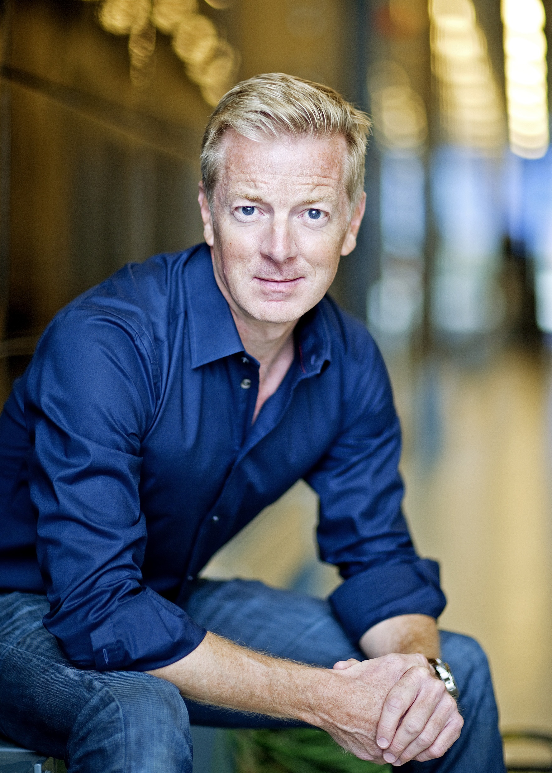 Nyhedsjournalist Steffen Kretz i blå skjorte officielt pressefoto fra dr